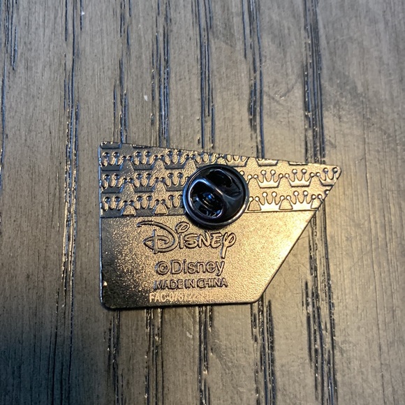 Loungefly Pin - Disney villains Hook - Picture 2 of 3
